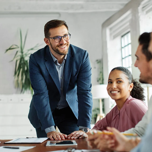 Lockeres Business-Meeting mit 3 Personen an einem Tisch